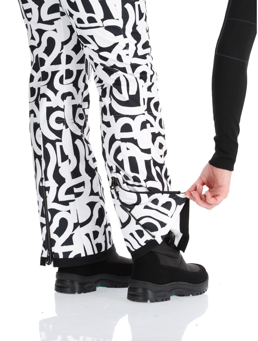 Dare2b, Upshill softshell skibroek dames Black and White Graffiti Print wit, zwart 